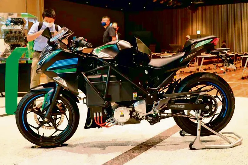 Kawasaki's electric motorcycle prototype.  Media sourced from MCN. 