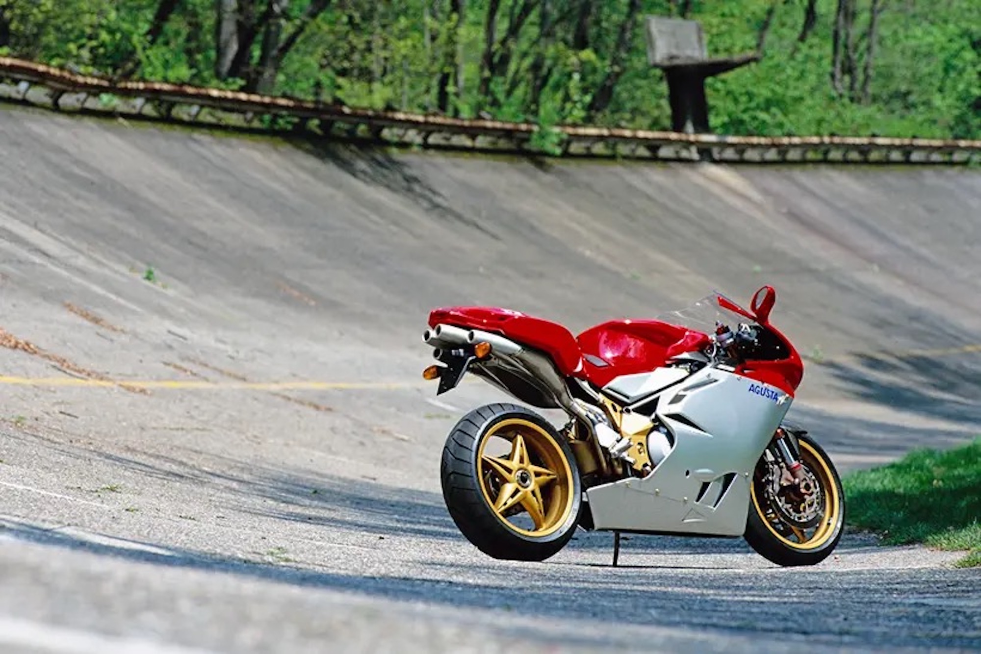 A bigger motorcycle build courtesy of MV Agusta. Media sourced from MCN. 