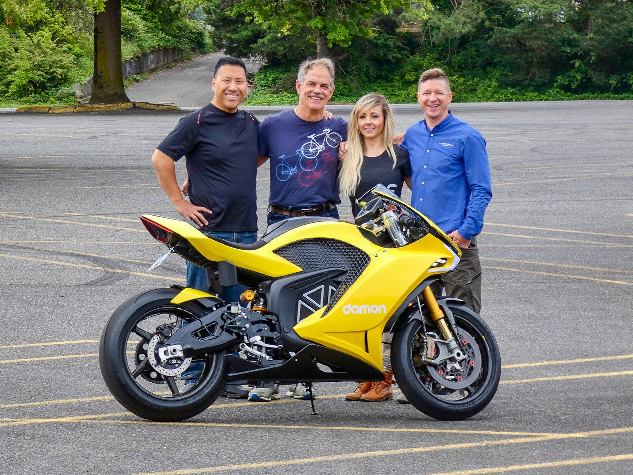 Amber Spencer with Damon Motorcycles CEO Jay Jerald and other members of the Damon team. Media sourced from Damon Motorcycles' Twitter platform. 