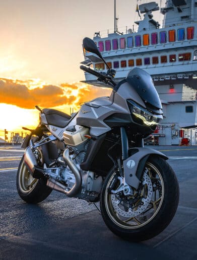 The Limited V100 Mandello Aviazione Navale, celebrating the connection with the Italian Navy. Media sourced from Moto Guzzi's press release. © Francesco Vignali Photography