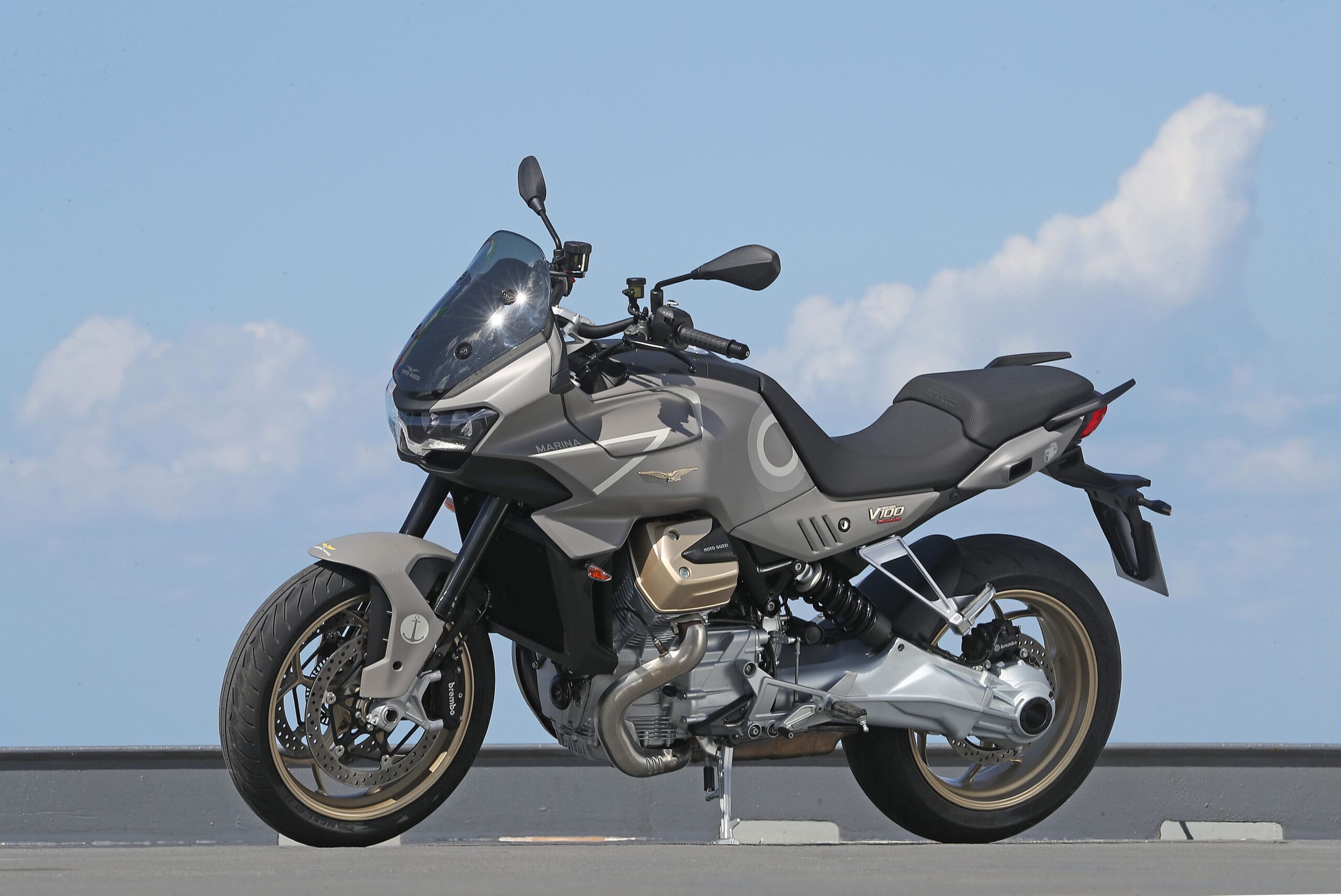 The Moto Guzzi special edition V100 Mandello Aviazione Navale. Media sourced from Moto Guzzi's press release.