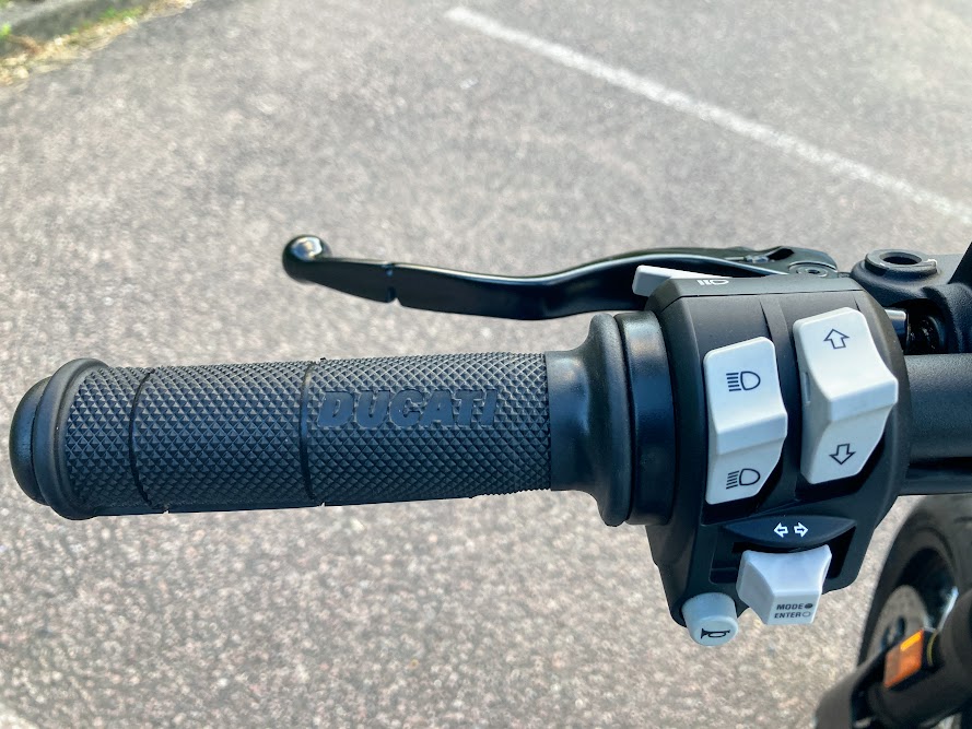 Left handle controls on the bike