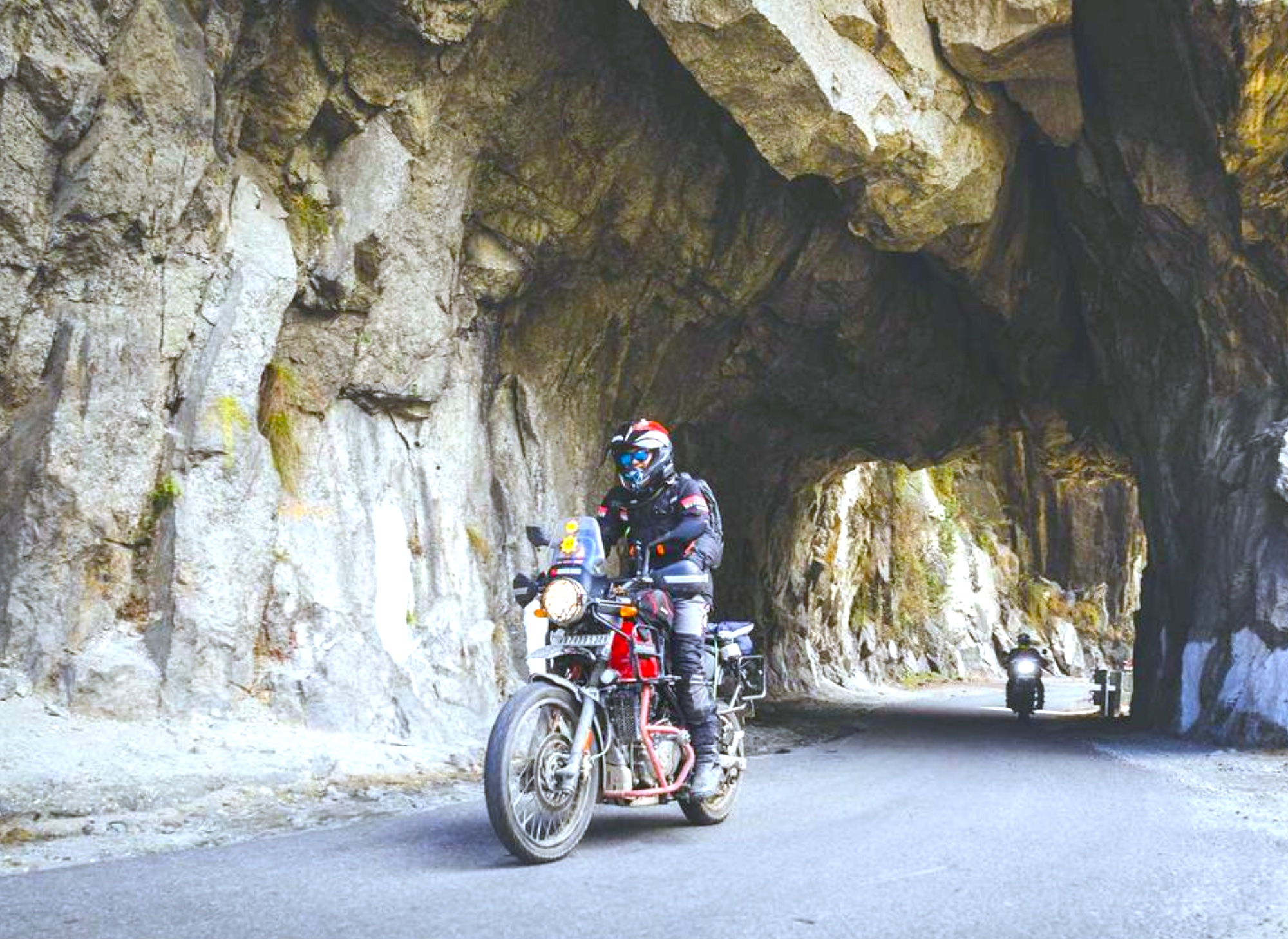 Instagram user suu_mitt, on his Royal Enfield Himalayan. Media sourced from Instagram.