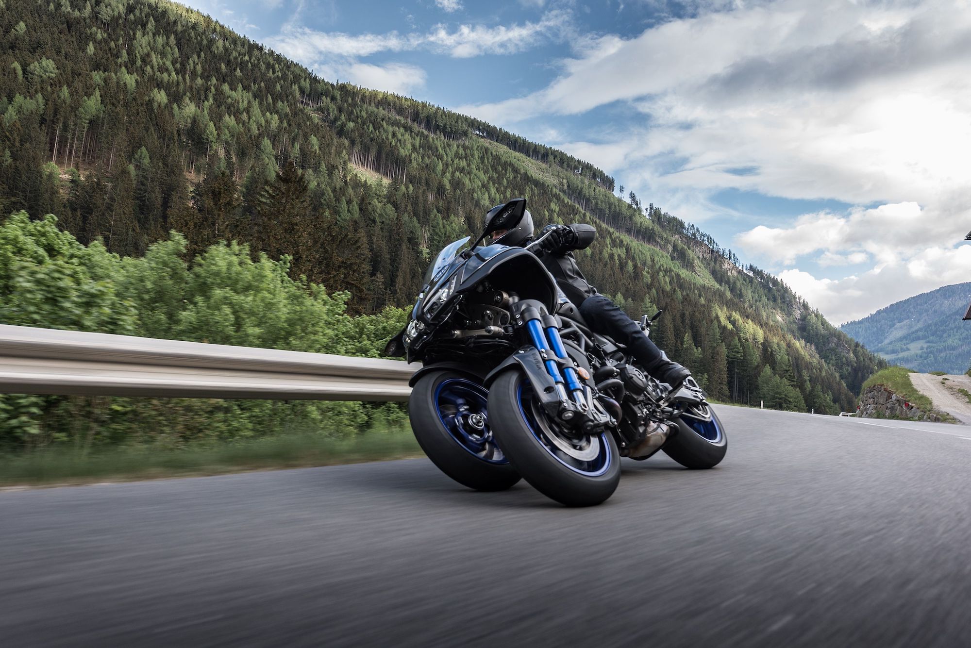 Yamaha Niken and rider on the twisties. Media sourced from AutoWeek.