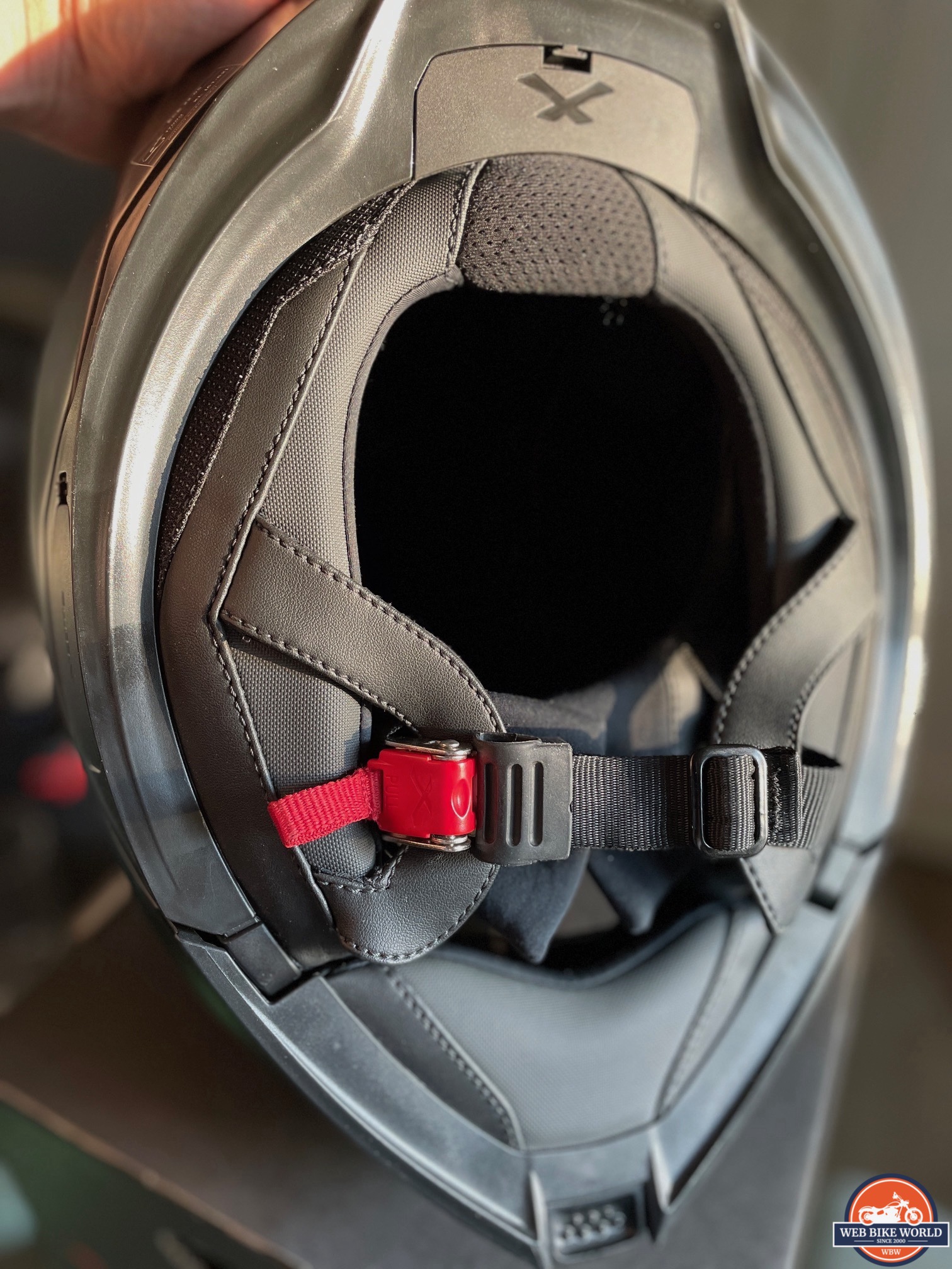 Opening of Nexx X.Vilitur Carbon Zero Pro helmet