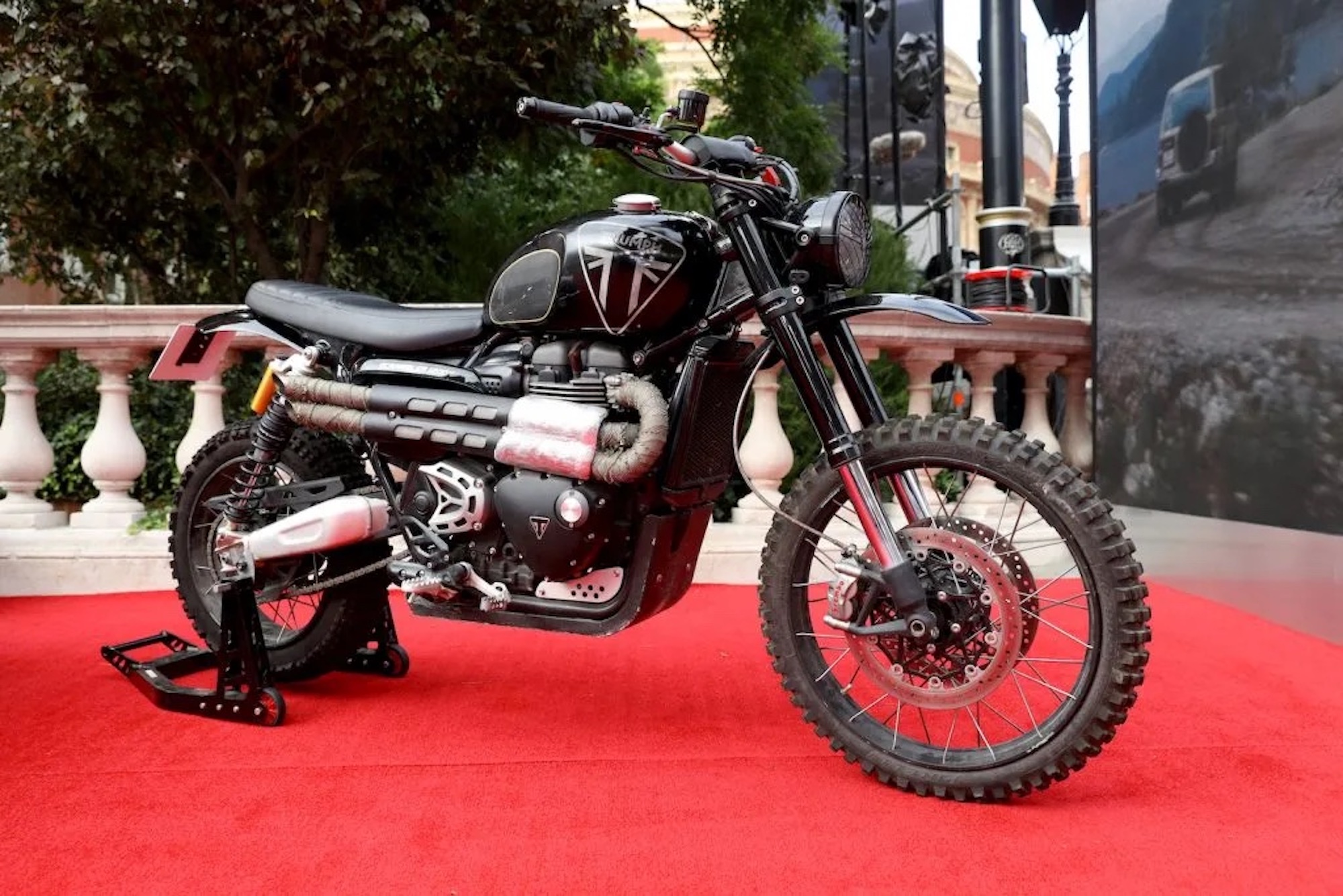 The Scrambler 1200 from No Time to Die that is currently up for auction. Media sourced from MotorBiscuit.