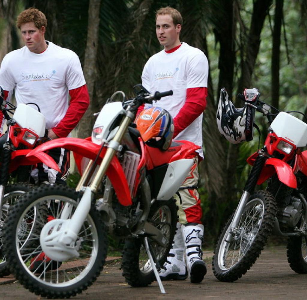 Prince Harry (the Duke of Suzzex) and Prince Wiliam (no the Prince of Wales), on their charity ride through South Africa. Media sourced from WELT.
