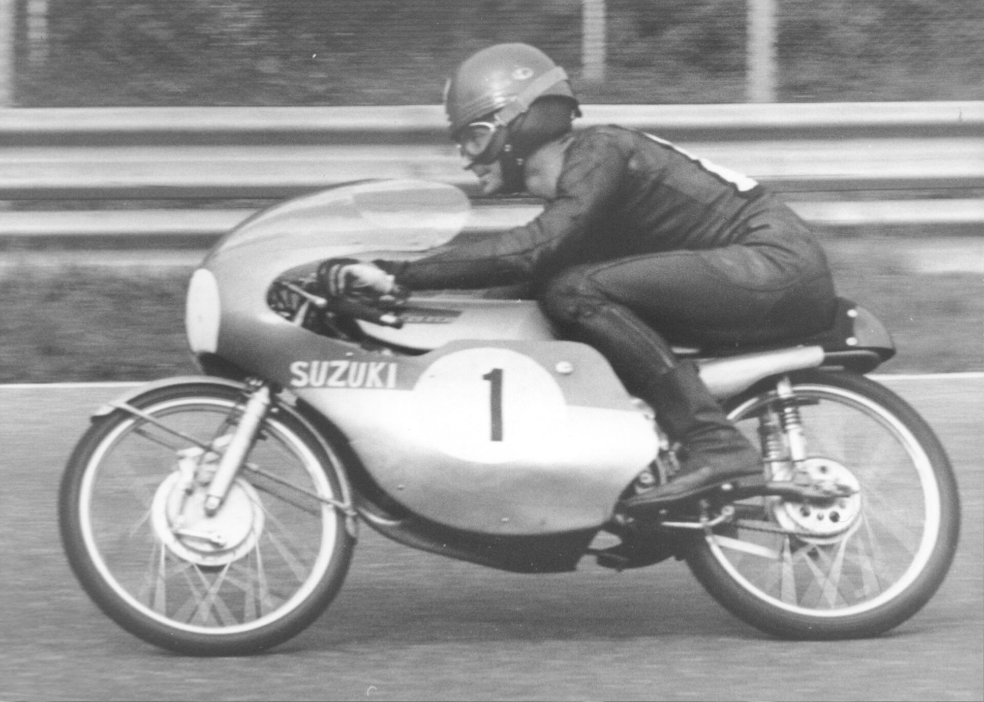Hugh Anderson, during his younger years of professional hooning in the name of MotoGP history. Media sourced from Roadracing World.