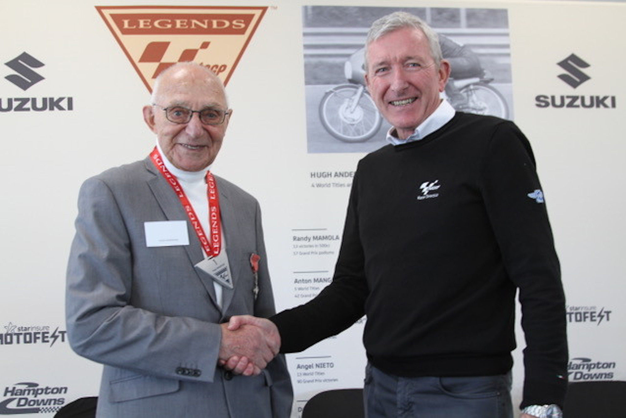 Hugh Andering menerima pengakuan Hall of Fame sebagai Legenda MotoGP™. Media bersumber dari Roadracing World.