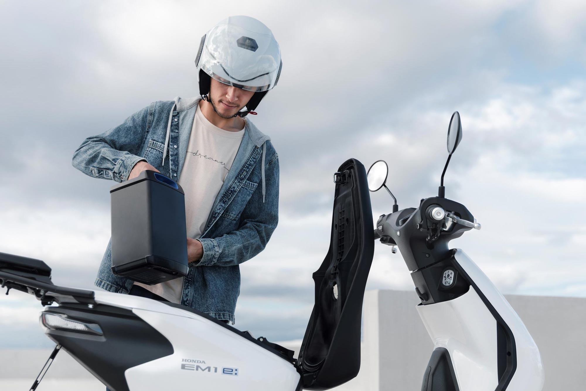 EM1 e: is Honda's first electric two-wheeler for EU. Media sourced from Total Motorcycle.