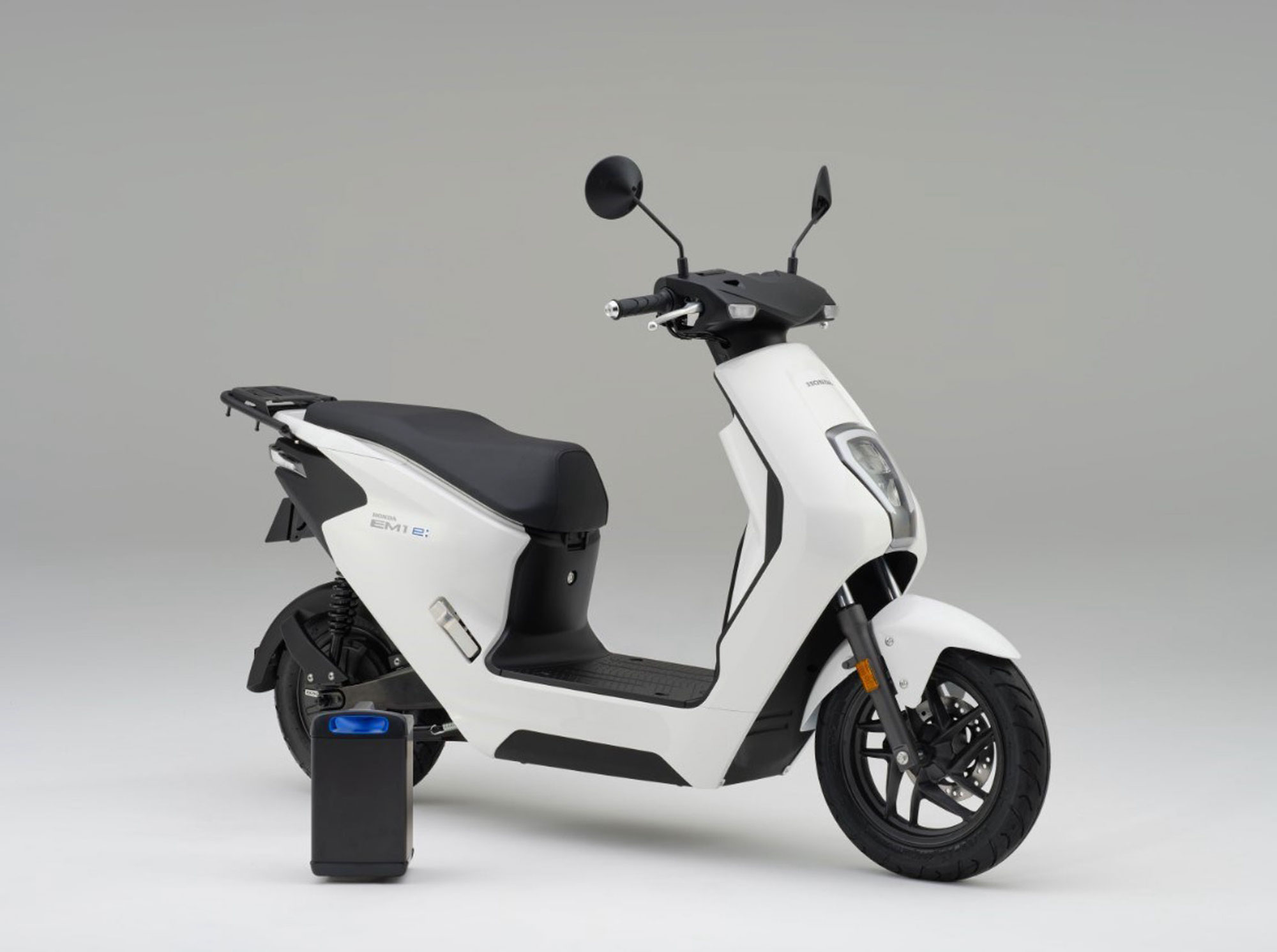 EM1 e: is Honda's first electric two-wheeler for EU. Media sourced from Total Motorcycle.