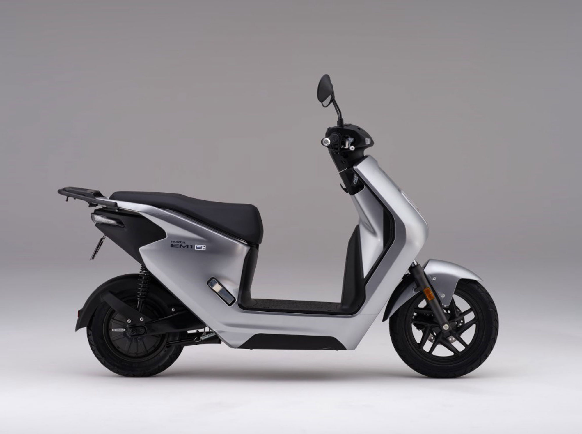 EM1 e: is Honda's first electric two-wheeler for EU. Media sourced from Total Motorcycle.