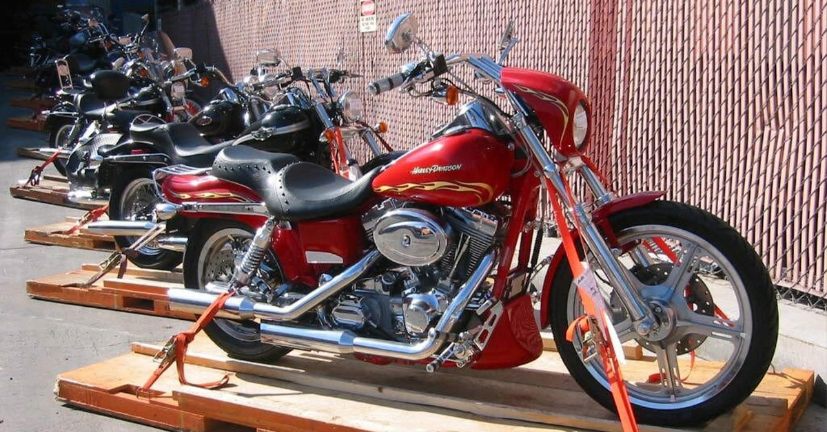 Harley Davidson สีแดงบนพาเลทสำหรับการขนส่ง