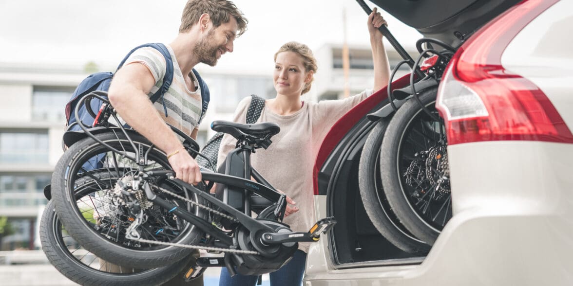 Man packs full-frame folded electric bike into car boot