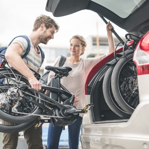 Man packs full-frame folded electric bike into car boot