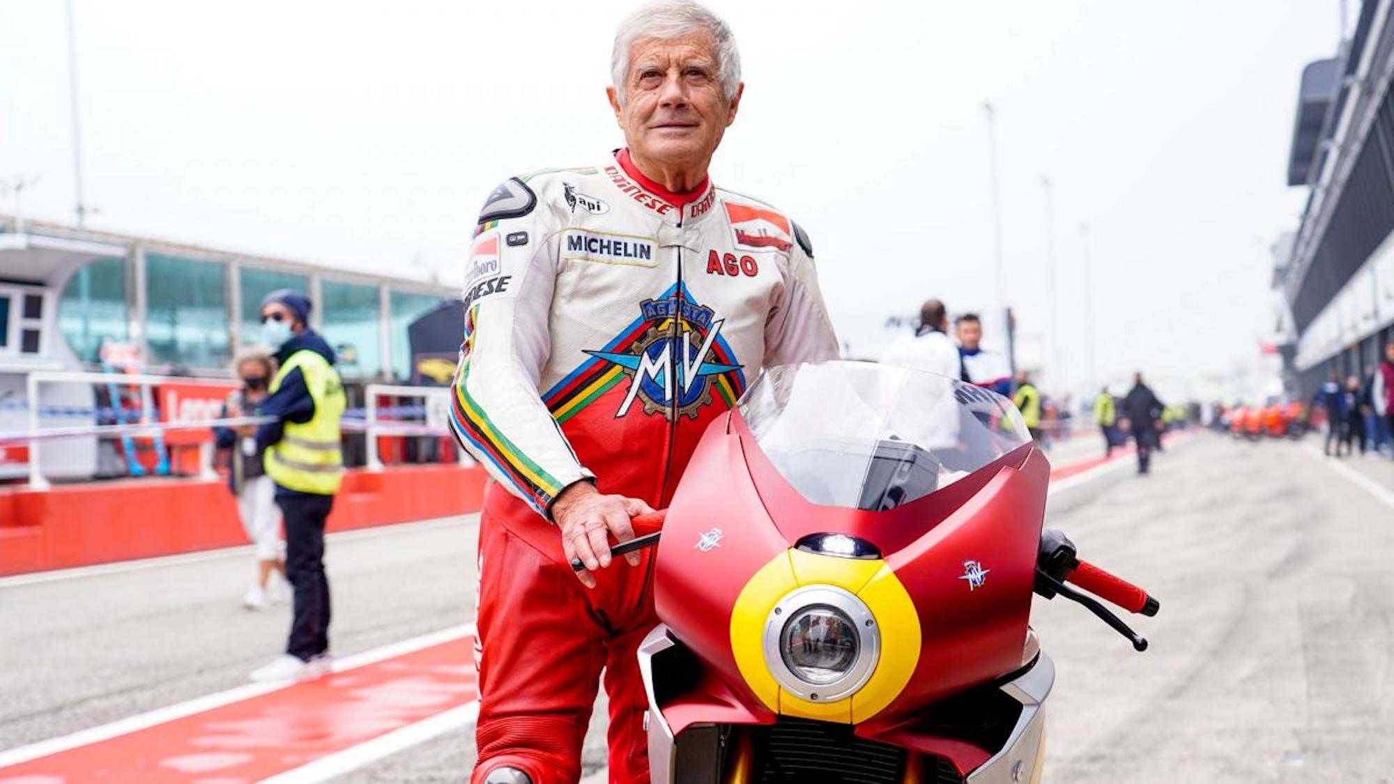 Giacomo Agostini dengan sepeda replika edisi terbatasnya, yang dibuat oleh MV Agusta. Media bersumber dari MotoGP.