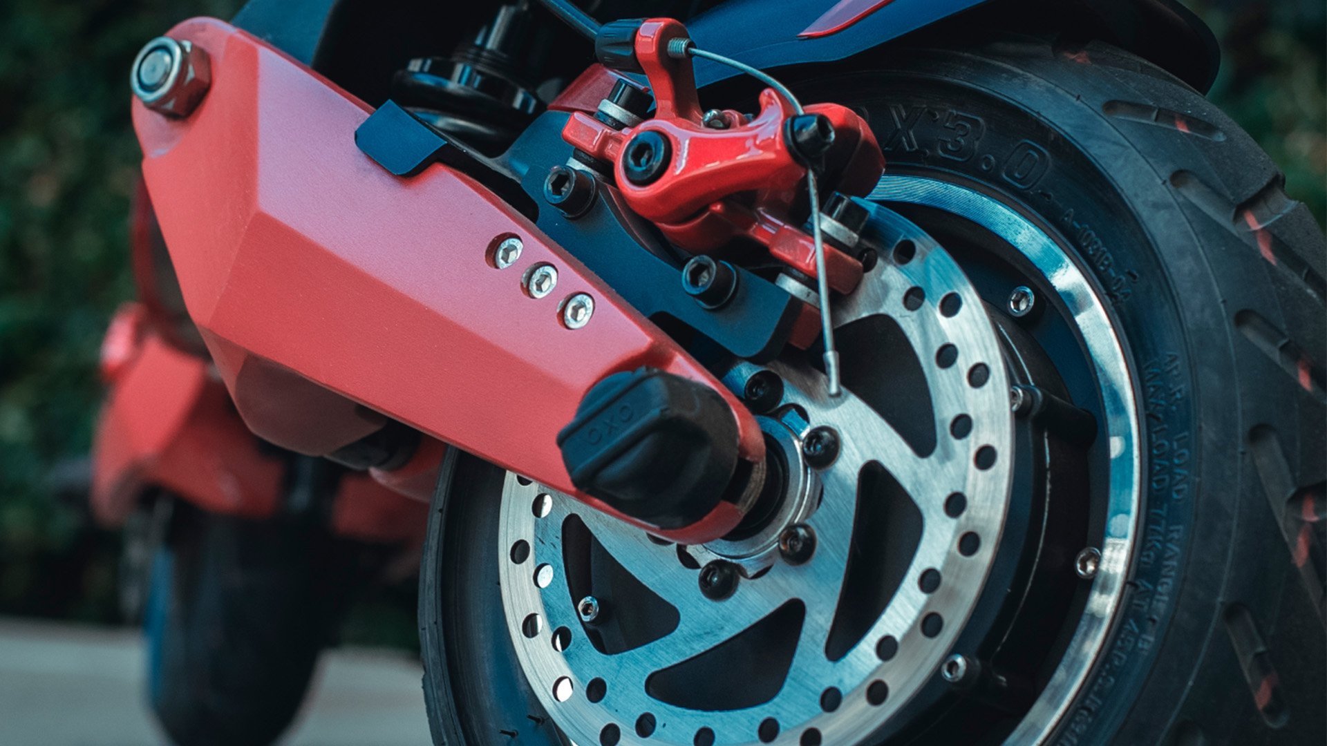 Close up shot of Varla Eagle One eScooter disc brakes and wheel