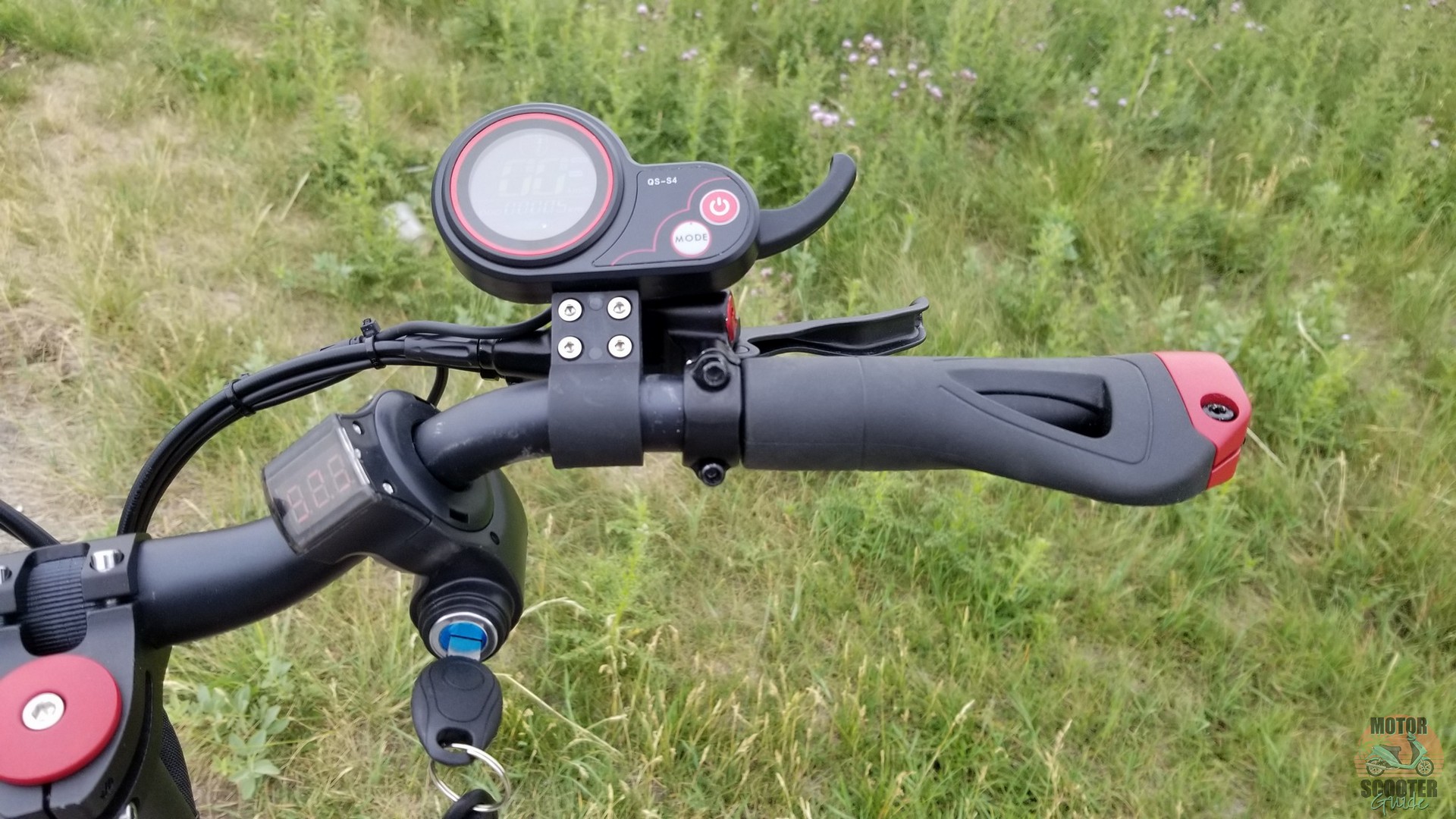 Right side of the handlebar showing limited space for both throttle and right-hand brake