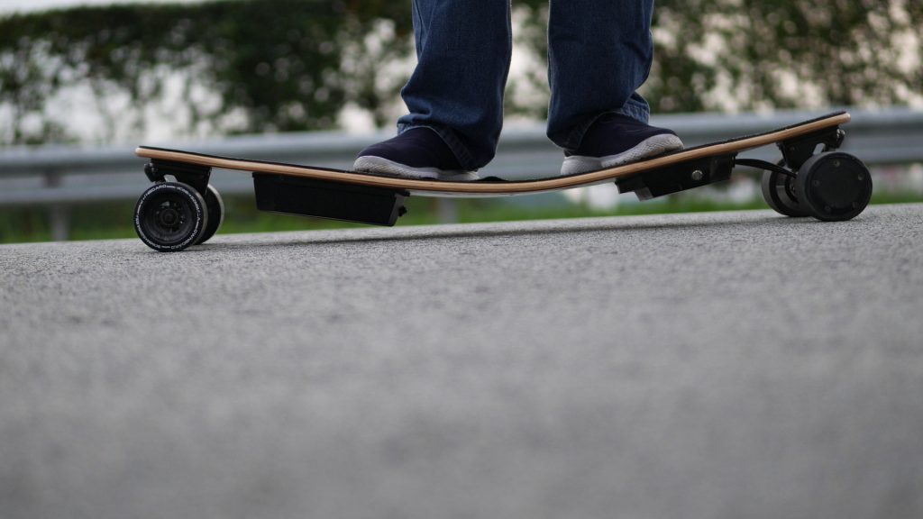 Electric skateboard deck flexes under the rider