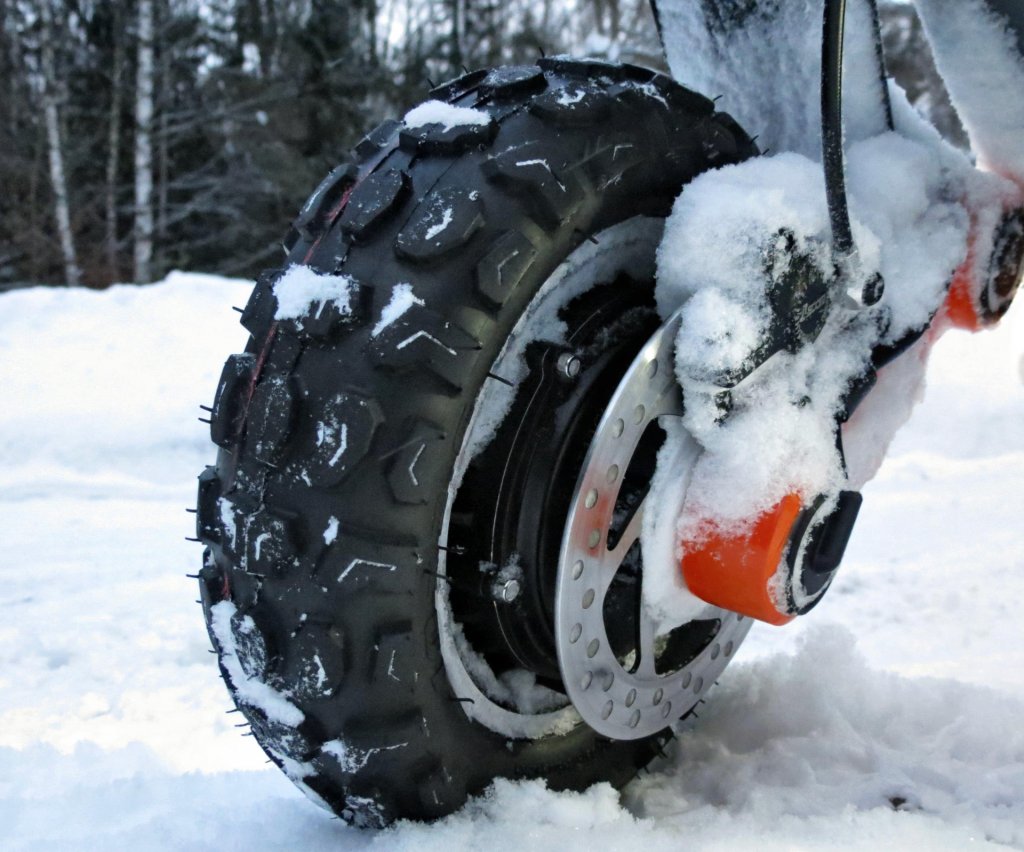 Hub-driven fat tire electric scooter wheel off-road on snow