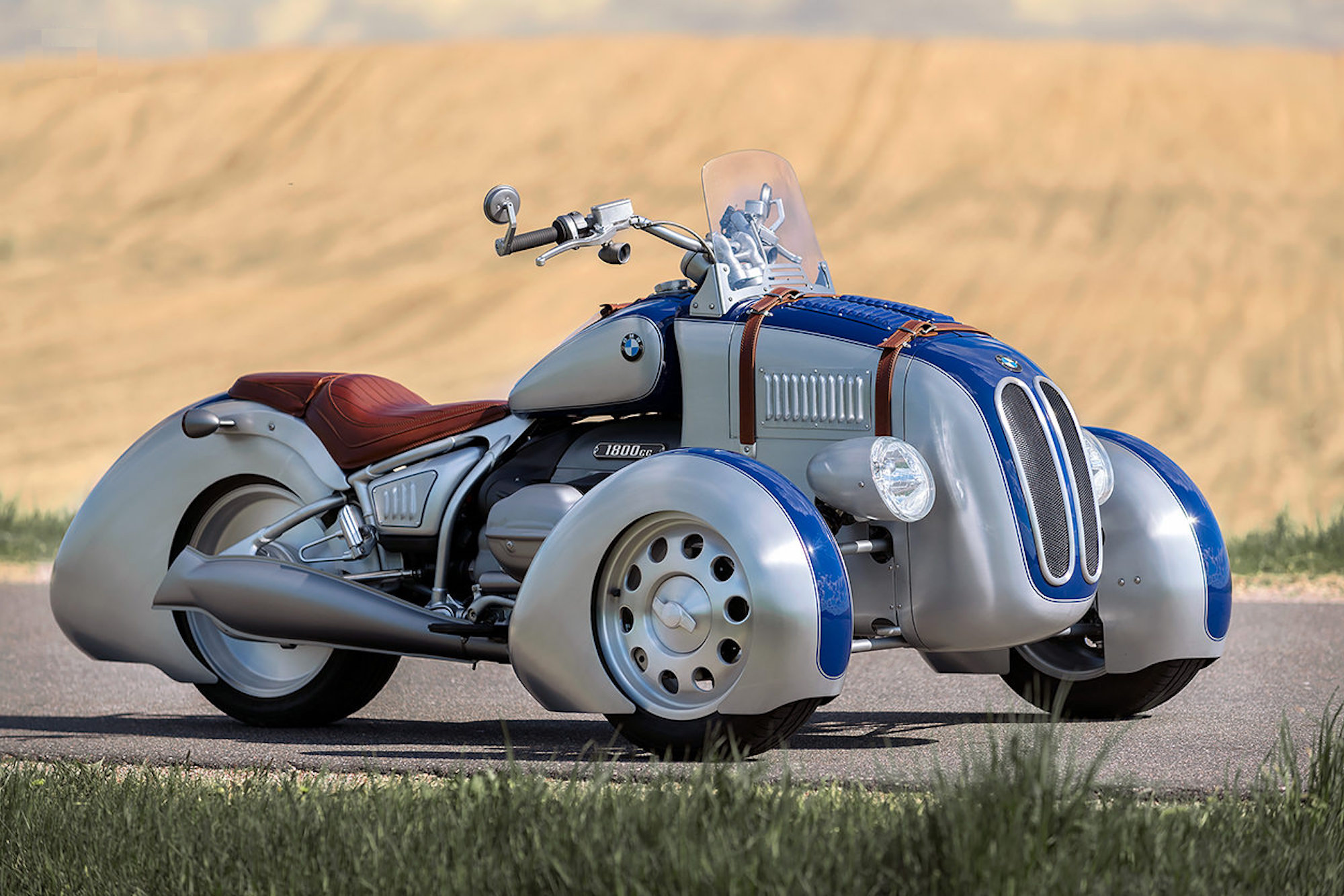 ShifCustoms' rendering of a three-wheeled R 18, inspired by a vintage 328. Media sourced from BikeEXIF.