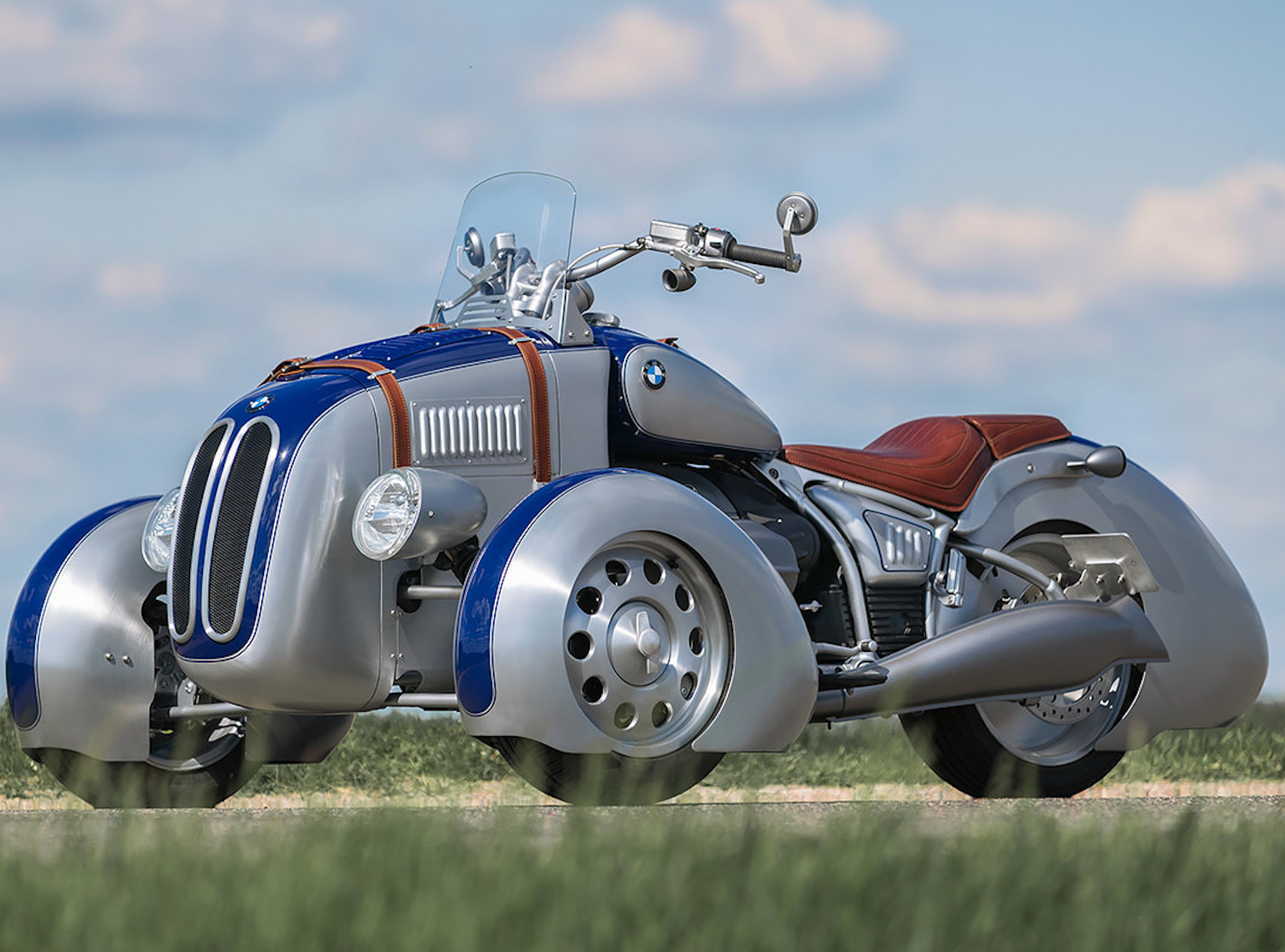 ShifCustoms' rendering of a three-wheeled R 18, inspired by a vintage 328. Media sourced from BikeEXIF.