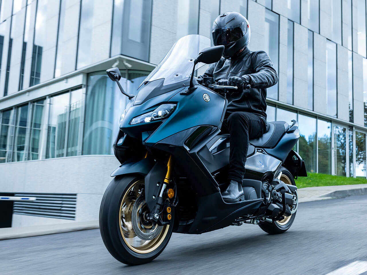 2022 Yamaha TMAX 560 Tech MAX Review