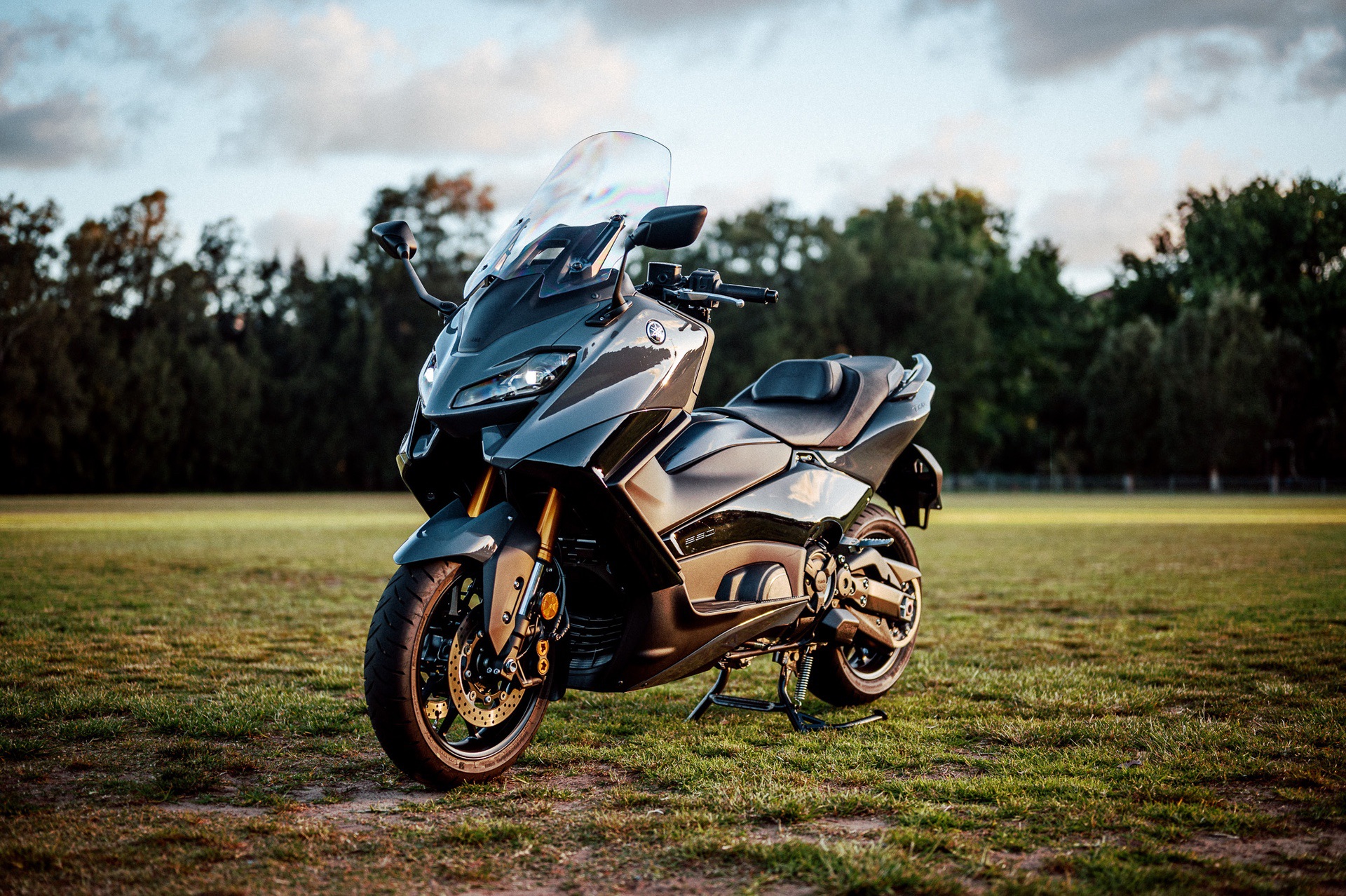 Three-quarter view of YamahaTMAX 560 TECH MAX