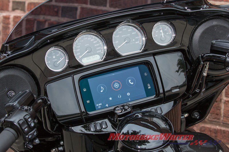 Harley-Davidson CVO Street Glide Limited Road Glide Boom Box rain wet infotainment audio techno car appBosch mySPIN controller 