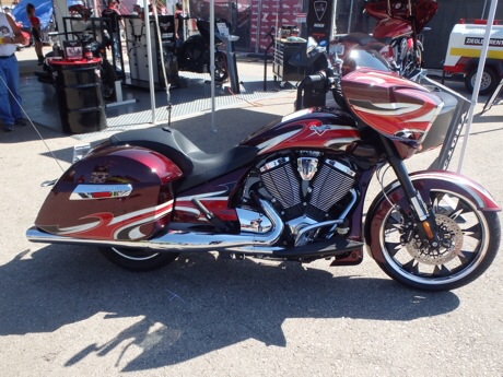 Victory Motorcycles Vctory Magnum in Ness Midnight Cherry