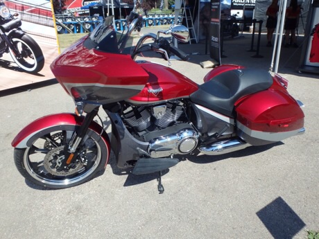 Victory motorcycles Magnum in Sunset Red over Supersteel Grey