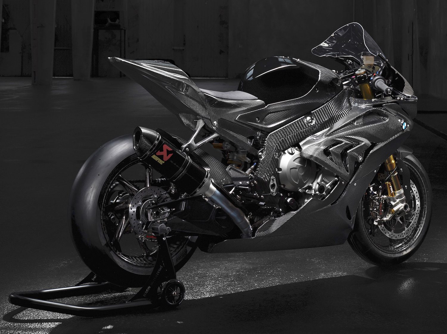 BMW HP4 Race has carbon swingarm