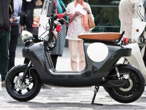 Be.e electric scooter made with a hemp frame