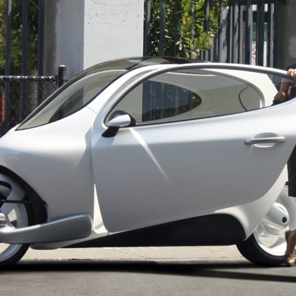 The self-balancing C-1 from Lit Motors - an electric machine with the ability to stay fully balanced, even when stationary. Media sourced from E-Scooter.