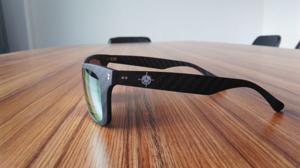 carbon-fiber-sunglasses-600-2