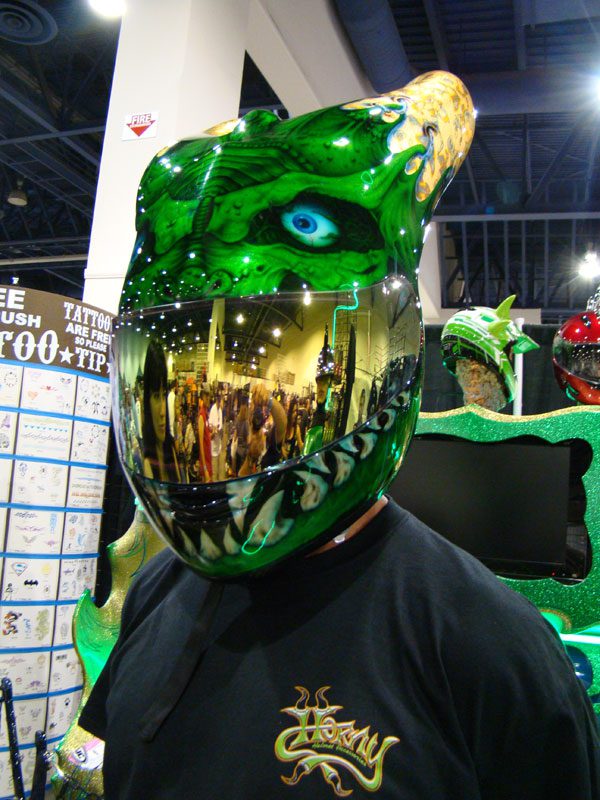 crazy-green-lizard-helmet