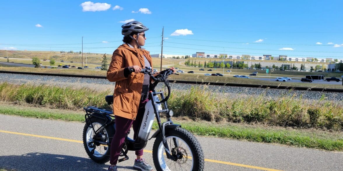 Female rider on the Cyrusher Kommoda ebike