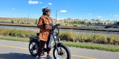 Female rider on the Cyrusher Kommoda ebike