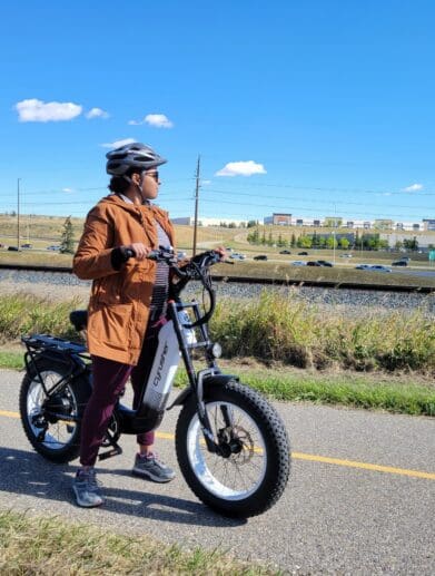 Female rider on the Cyrusher Kommoda ebike