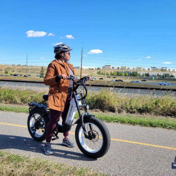 Female rider on the Cyrusher Kommoda ebike