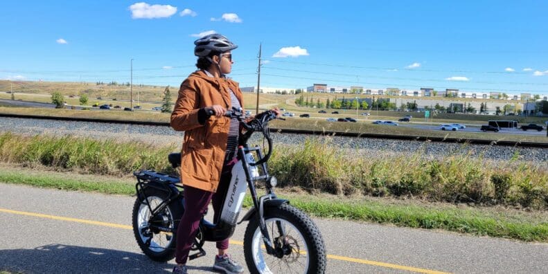 Female rider on the Cyrusher Kommoda ebike