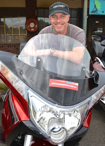 Polaris head honcho Peter Alexander joins riders for the first Brisbane Victory and Indian Motorcycles shop ride.