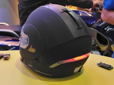 LED motorcycle helmet attracts attention