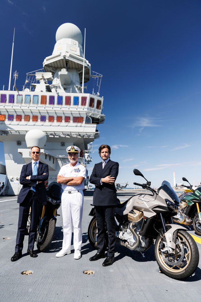 The Limited V100 Mandello Aviazione Navale, celebrating the connection with the Italian Navy. Media sourced from Moto Guzzi's press release. © Francesco Vignali Photography