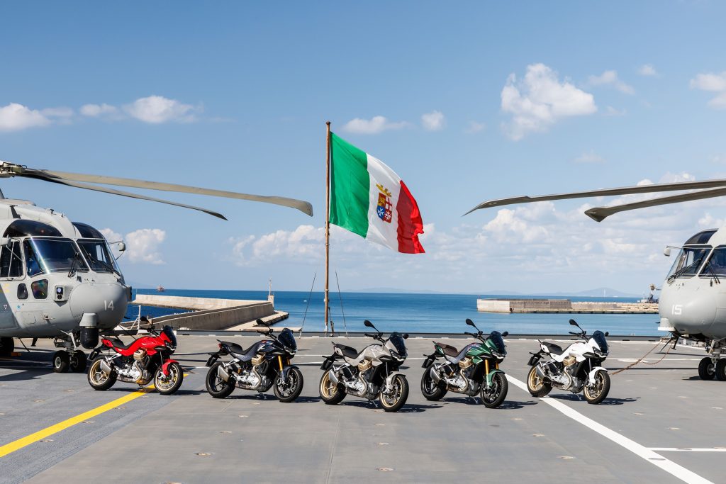 The Limited V100 Mandello Aviazione Navale, celebrating the connection with the Italian Navy. Media sourced from Moto Guzzi's press release. © Francesco Vignali Photography