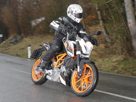 MBW riding the 390 Duke on wet Austrian roads