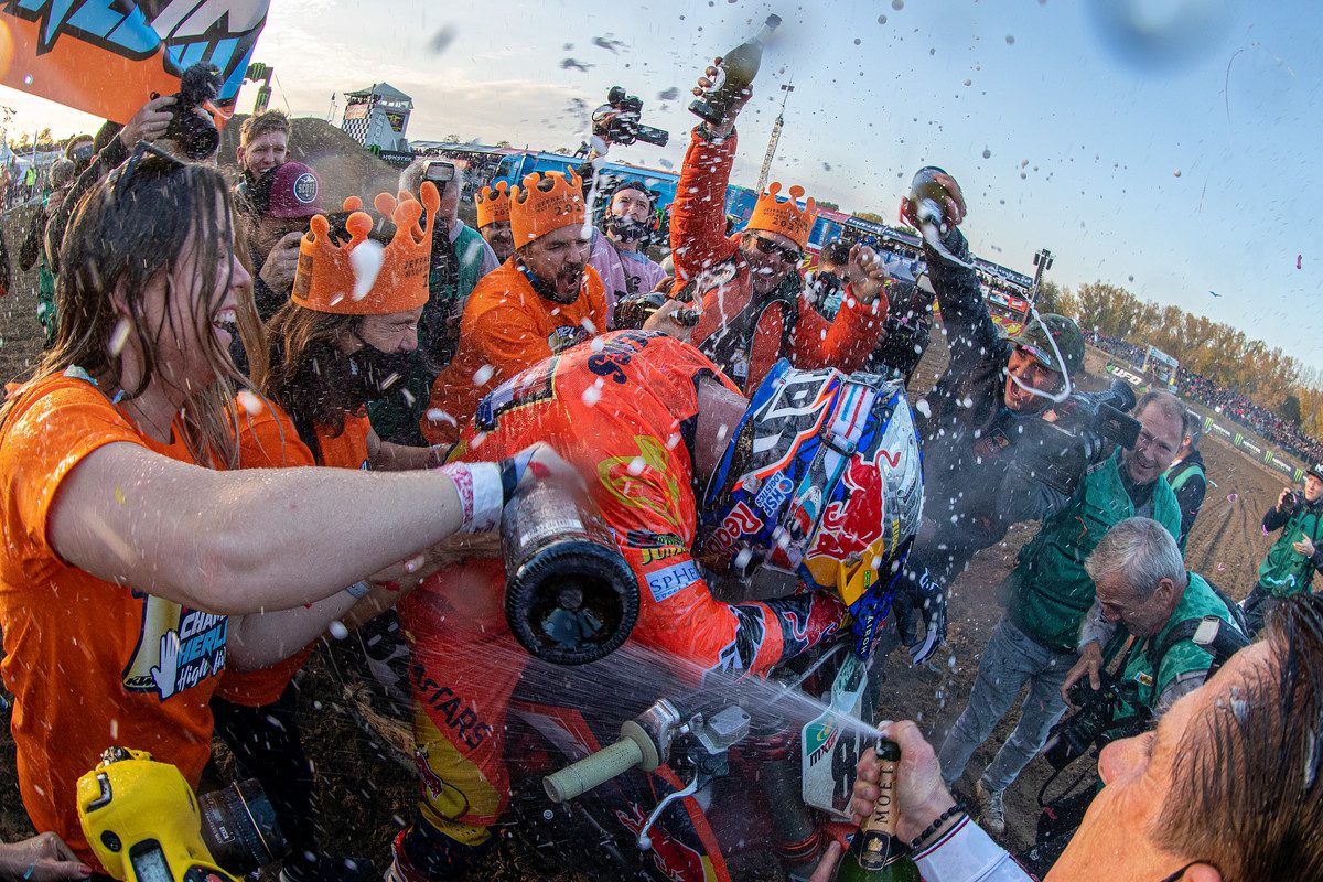 Herlings and his team celebrating their championship win
