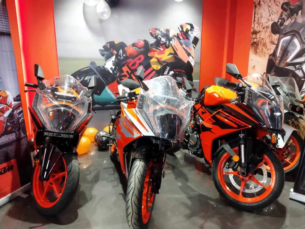 A view of KTM motorcycles in a dealership. Media sourced from Justdial.