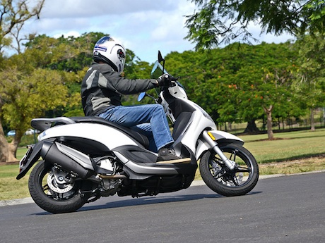 Piaggio BV350 scooter review and video - webBikeWorld