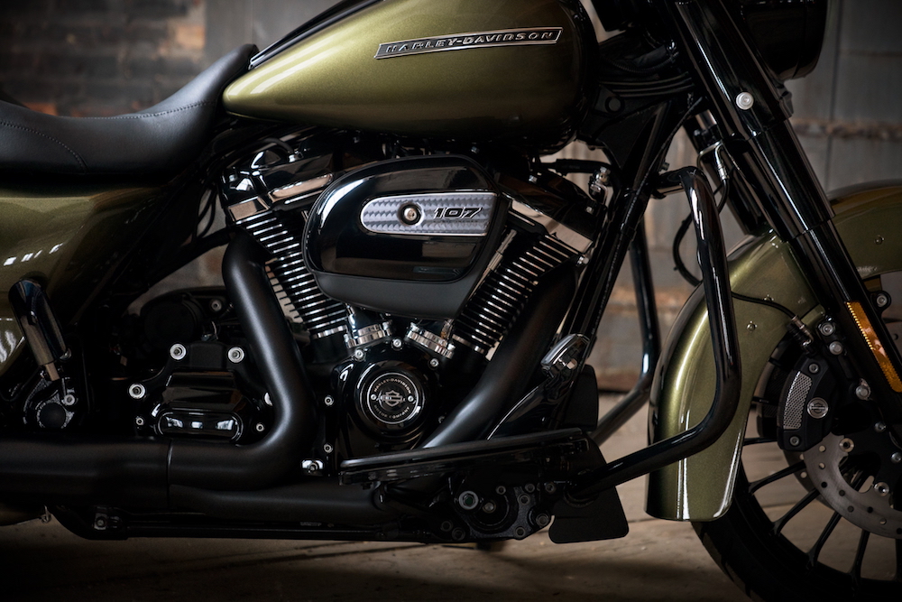 Harley Milwaukee Eight engine goes black with 2017 FLHRS Road King Special Touring bagger leak